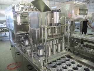 3 In1 Monobloc Otomatis Mesin Pengisian Botol Jus / Mesin Pengisian Botol Air Pet pemasok