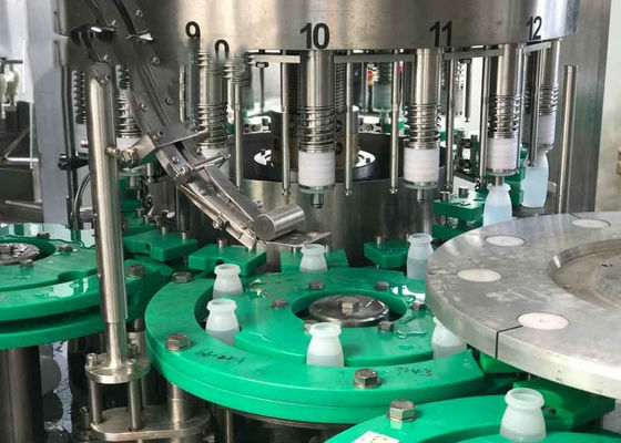 3 In 1 Wahing Filling Capping Machine Untuk Botol PE pemasok